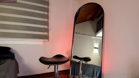 lara_reynolds_ online show from April 7, 9:28 pm