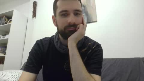 laraaan online show from December 5, 9:01 pm