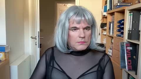 latexdoreen online show from November 16, 9:11 am