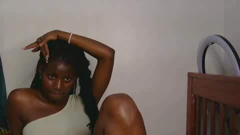 latiffaah_xx online show from April 18, 7:58 pm