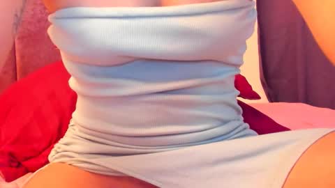 LAURA SOE online show from October 8, 6:25 pm