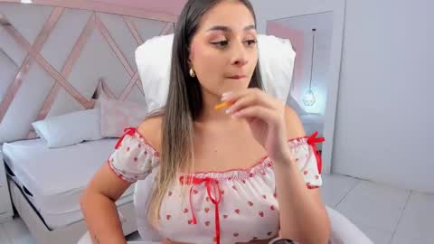 laura  online show from November 25, 9:13 pm