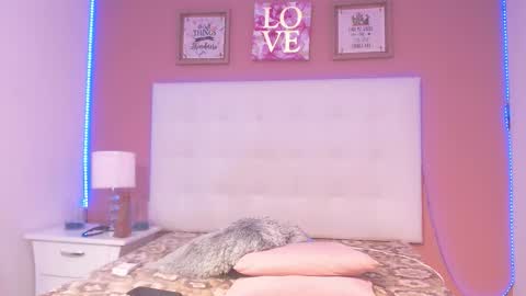 lauraluxe_ online show from December 18, 9:21 pm