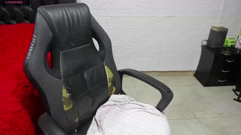 Snapshot of lauren_ashlee chatting on December 10, 3:33 pm Lauren Independent model online show from December 10, 3:33 pm