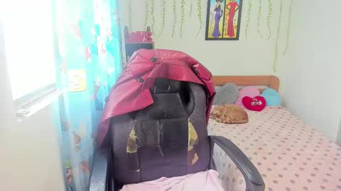 Snapshot of lauren_ashlee chatting on September 16, 5:27 pm Lauren Independent model online show from September 16, 5:27 pm