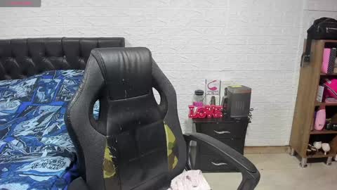 Snapshot of lauren_ashlee chatting on January 13, 10:24 pm Lauren Independent model online show from January 13, 10:24 pm