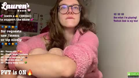Snapshot of laurenipsumsit chatting on October 23, 2:13 am Lauren online show from October 23, 2:13 am