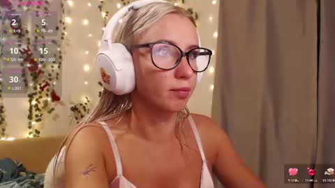 Mia online show from August 2, 7:04 pm
