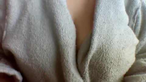 layannalea online show from April 28, 2:38 am