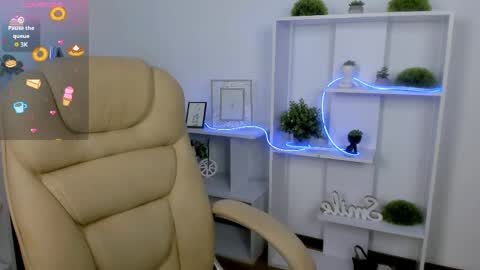 layriantavee online show from March 31, 7:42 am