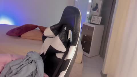 leahaltomm online show from February 18, 9:42 pm