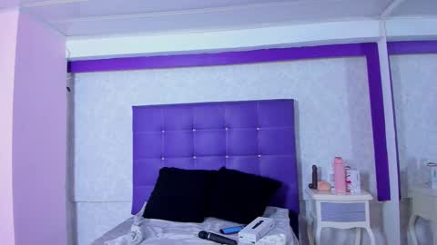 leamoreau__ online show from November 16, 12:29 pm