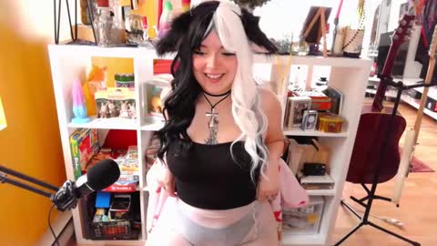 Snapshot of learaypie chatting on February 17, 2:28 pm Lea Ray Pie online show from February 17, 2:28 pm