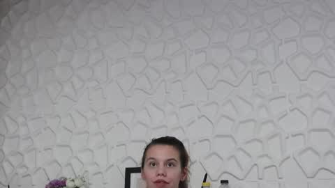 leiahux online show from June 6, 7:03 am