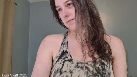 Leia Swift online show from February 8, 7:49 pm