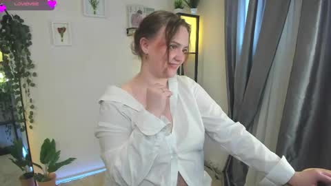 Lela online show from May 16, 9:24 pm