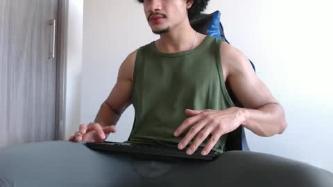 leostorm25 online show from February 18, 9:14 pm