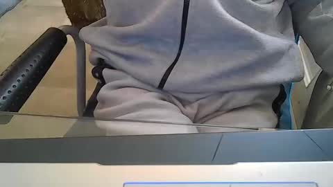Snapshot of leoufdedingue chatting on October 13, 6:48 am CESTMOI75100 online show from October 13, 6:48 am