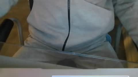 Snapshot of leoufdedingue chatting on October 20, 6:18 am CESTMOI75100 online show from October 20, 6:18 am