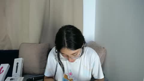 lessliee online show from April 16, 8:14 am