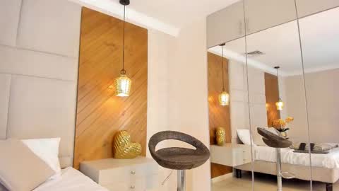 L E W A  online show from December 17, 4:19 am