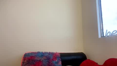 Little Queen Lia  online show from May 17, 10:30 pm
