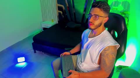 LIAM KLEIN online show from December 18, 11:16 am