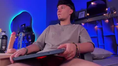 Liam Thunder online show from December 18, 8:37 pm