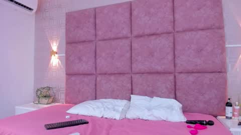 liavelez_ online show from March 18, 2:01 pm