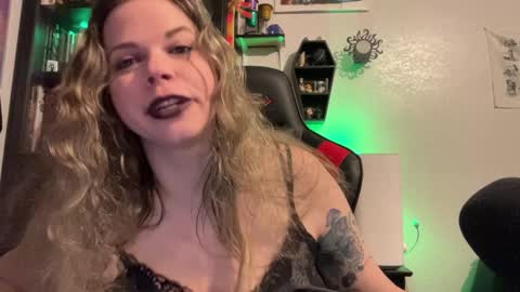 Libby Deetz online show from December 19, 2:02 pm