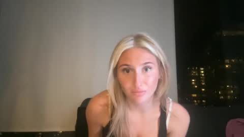 Snapshot of lightbluepufferfish chatting on October 29, 11:27 pm Joy online show from October 29, 11:27 pm