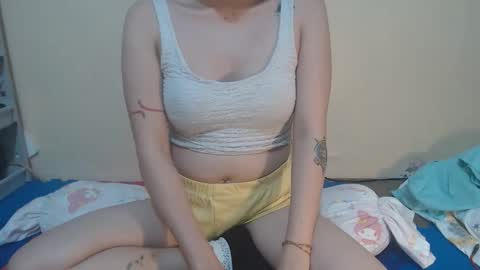 Snapshot of lil_sweetgirl4u chatting on October 28, 10:00 pm lil_sweetgirl4u online show from October 28, 10:00 pm