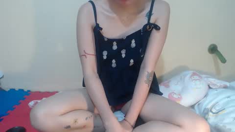 Snapshot of lil_sweetgirl4u chatting on October 30, 10:10 pm lil_sweetgirl4u online show from October 30, 10:10 pm