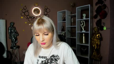 Lili online show from March 31, 7:25 pm