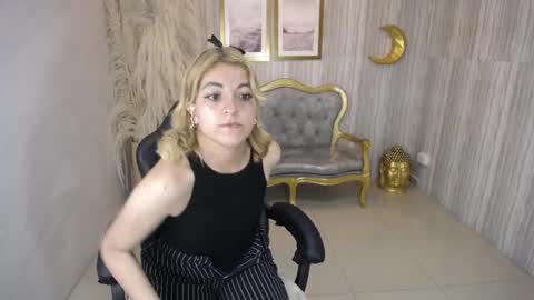 Snapshot of lili_conor_s chatting on February 23, 3:02 am Lili online show from February 23, 3:02 am