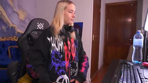 lilielfie online show from October 1, 6:56 am