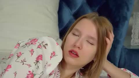 LiliLinn online show from November 3, 5:30 am