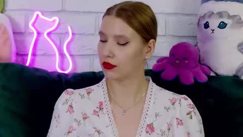 LiliLinn online show from March 12, 2:23 pm