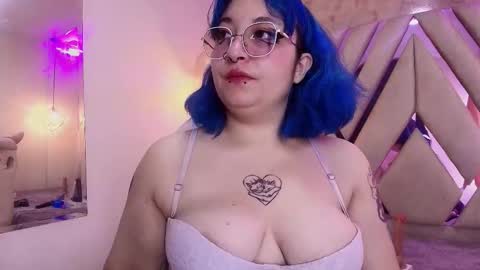 Snapshot of lilith_curvy chatting on October 19, 7:18 pm online show from October 19, 7:18 pm