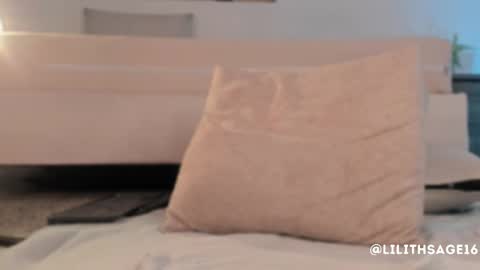lilith_sage_ online show from September 28, 1:31 pm