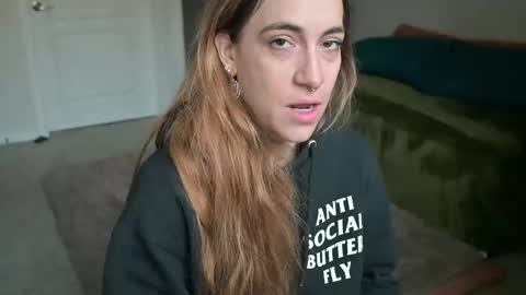 L online show from February 22, 2:41 pm