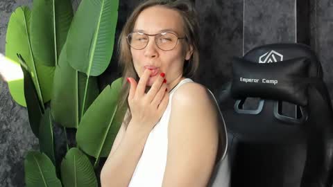 lillian_white1 online show from May 3, 1:11 am