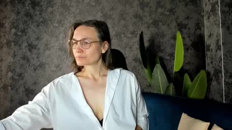 lillian_white1 online show from October 19, 12:15 am