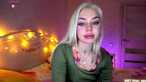 LilliMoore online show from March 19, 12:05 am