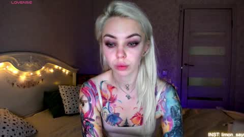 LilliMoore online show from May 29, 1:25 am