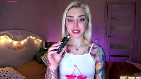 LilliMoore online show from April 18, 11:38 pm