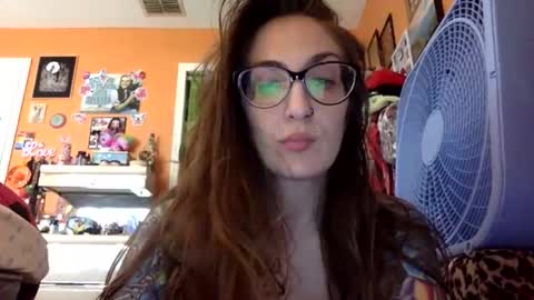 hi guys im back on here 3 online show from April 3, 7:43 pm