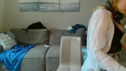 Snapshot of lily_dollyx chatting on October 31, 12:38 pm Lily dollyx online show from October 31, 12:38 pm