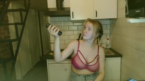 Snapshot of lily_dollyx chatting on September 30, 6:29 pm Lily dollyx online show from September 30, 6:29 pm