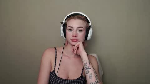 linacute52 online show from October 18, 6:34 pm